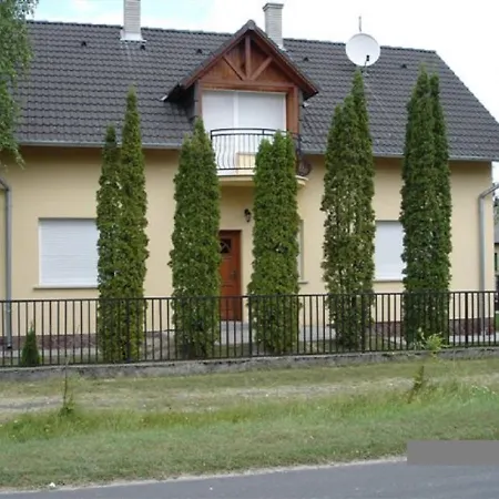 Διαμέρισμα 14 Ferohelyes Haz Sajat Steggel, Jatszoterrel Balatonfenyvesen Vizparti Utcaban *