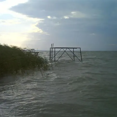 Διαμέρισμα 14 Ferohelyes Haz Sajat Steggel, Jatszoterrel Balatonfenyvesen Vizparti Utcaban *