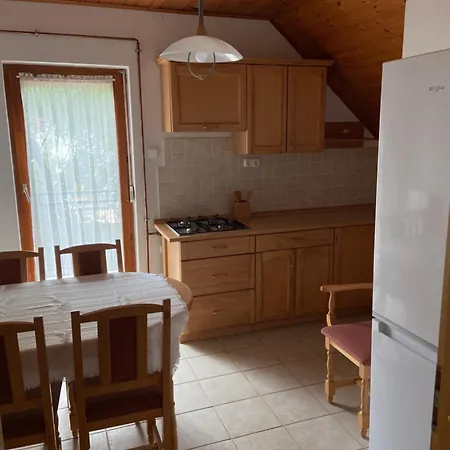 Διαμέρισμα 14 Ferohelyes Haz Sajat Steggel, Jatszoterrel Balatonfenyvesen Vizparti Utcaban Balatonfenyves